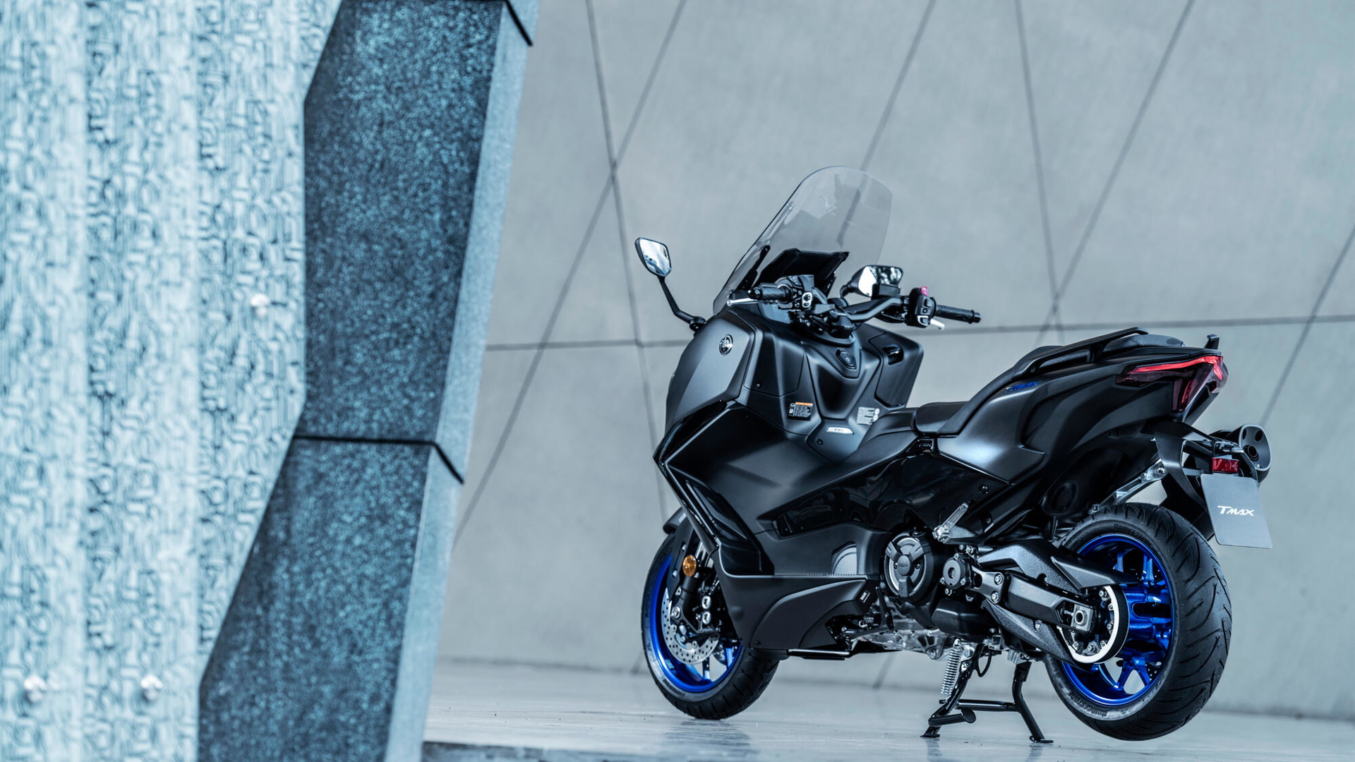 Vista lateral Yamaha TMAX renovada, estilizada y deportiva.