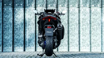 La Yamaha TMAX 2025 luce un diseño trasero robusto y deportivo.