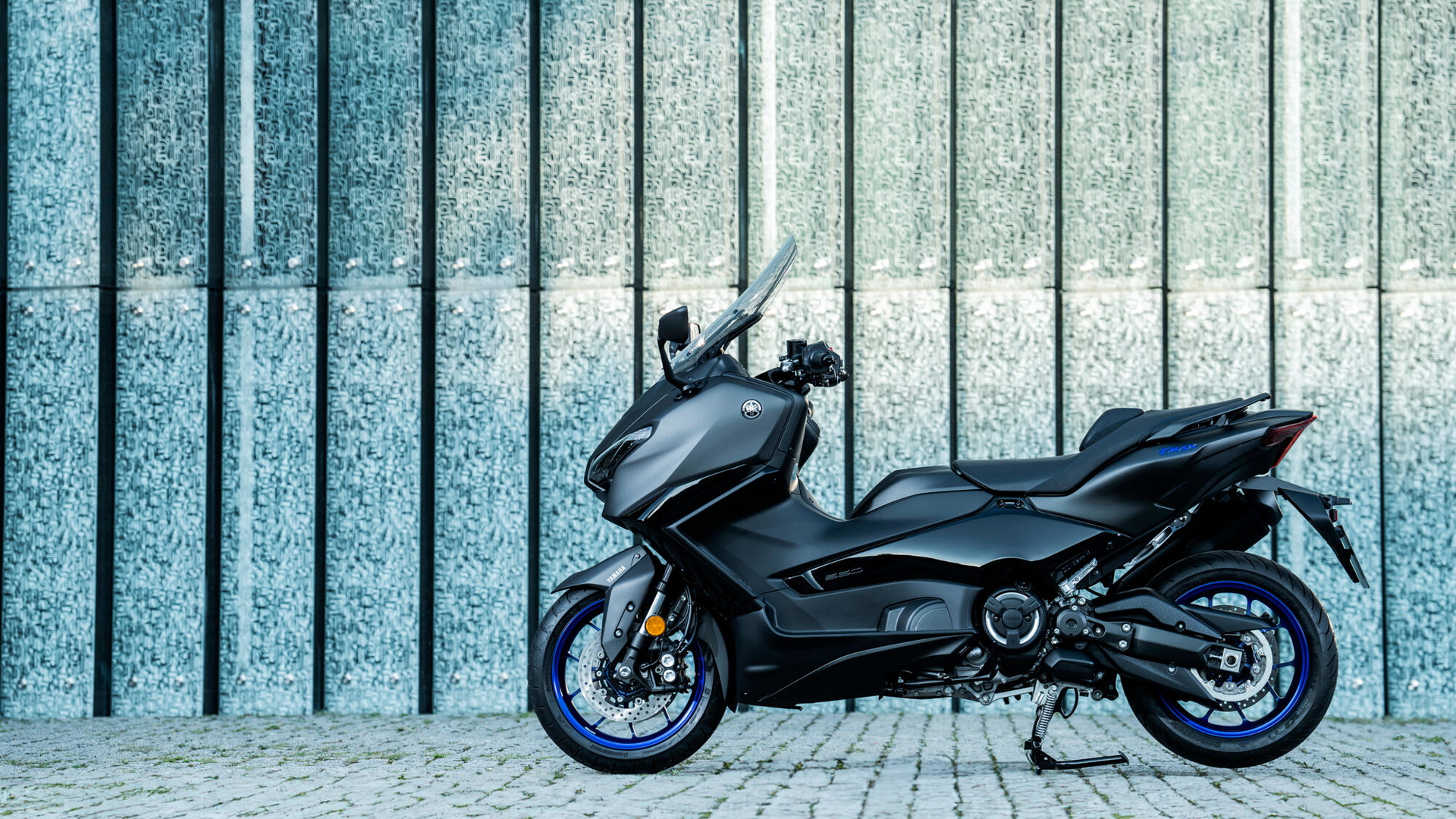 La Yamaha TMAX 2025, icono de las maxiscooters deportivas, con líneas agresivas y acabados premium.
