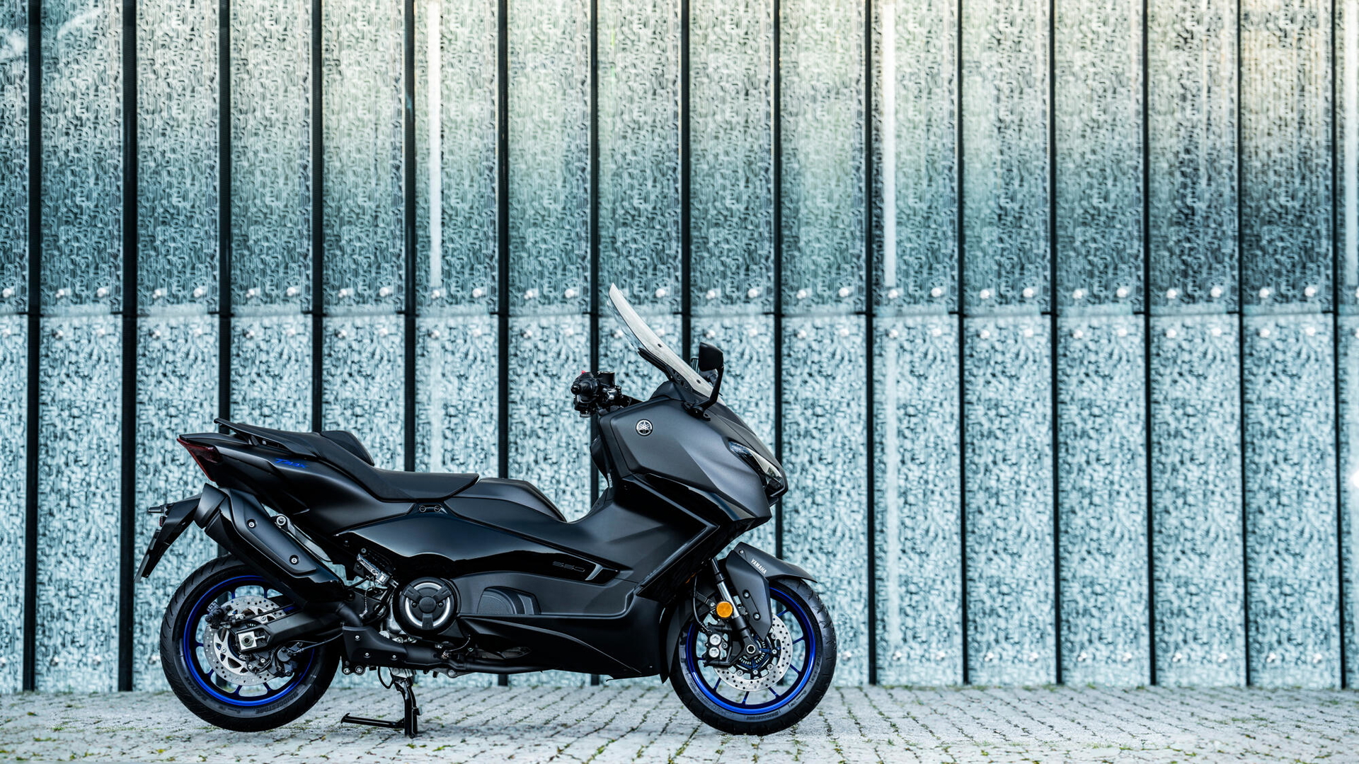 Yamaha TMAX con líneas afiladas, diseño deportivo GTI de dos ruedas.