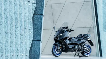 El GTI de dos ruedas actualizado: Yamaha TMAX 2025, más brutal y cautivador.