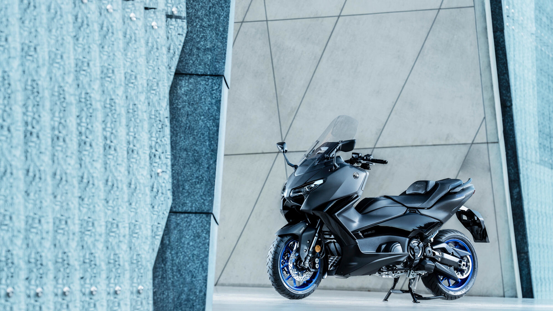 El GTI de dos ruedas actualizado: Yamaha TMAX 2025, más brutal y cautivador.
