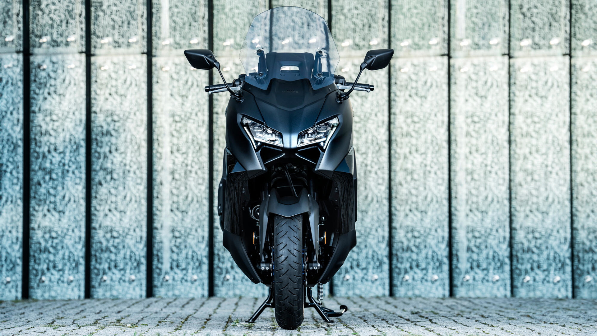 Vista frontal de la renovada Yamaha TMAX, con líneas agresivas y modernas.