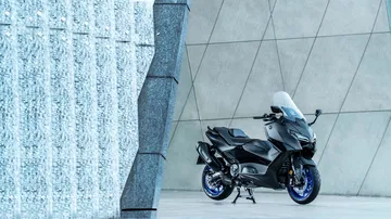 Vista lateral de la renovada Yamaha TMAX, dinámica y deportiva.