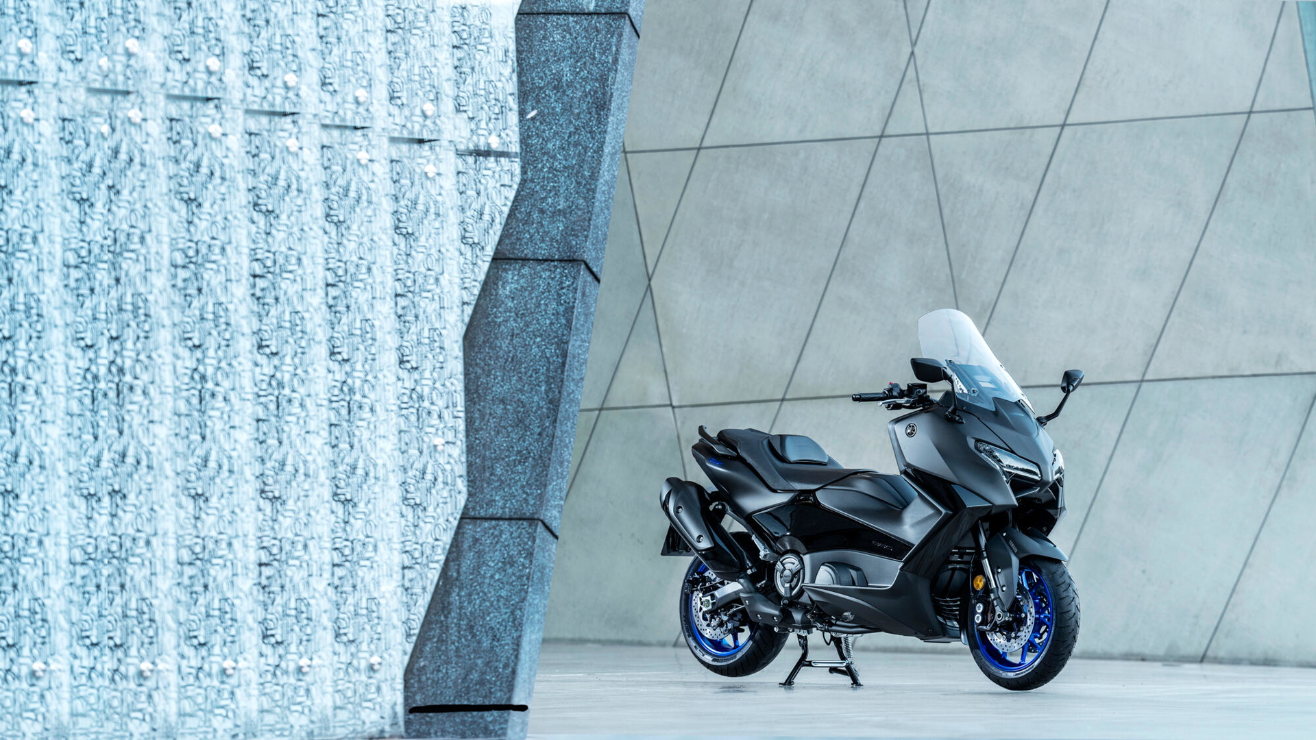 Vista lateral de la renovada Yamaha TMAX, dinámica y deportiva.