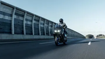 La Yamaha TMAX 2025 en su hábitat natural, luciendo líneas renovadas.