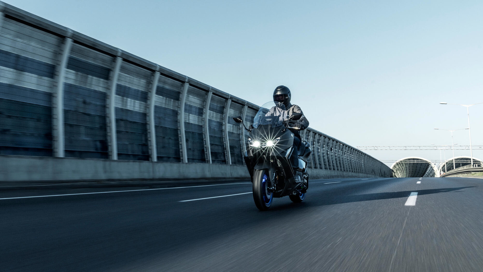 La Yamaha TMAX 2025 en su hábitat natural, luciendo líneas renovadas.