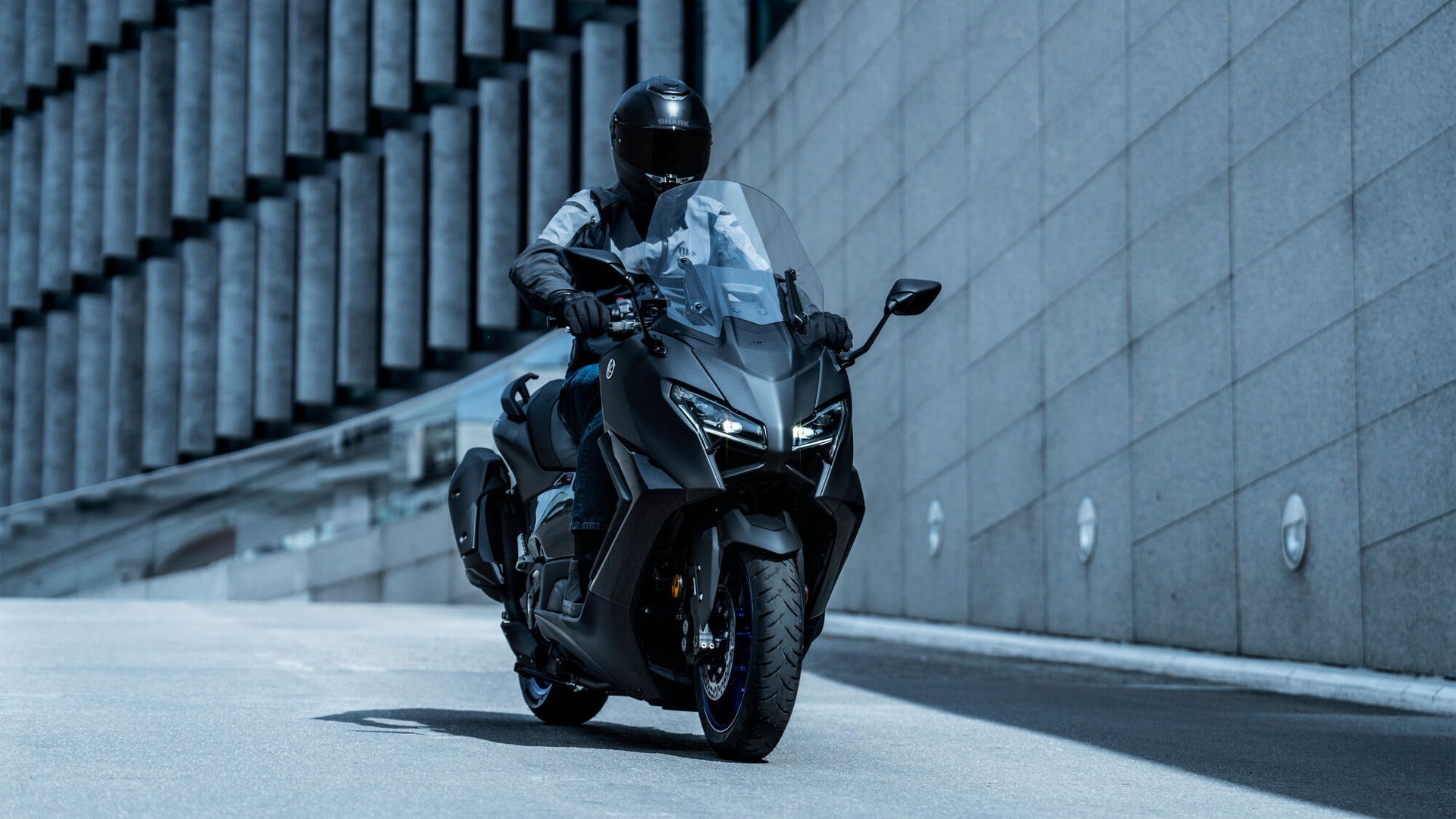Vista dinámica de la Yamaha TMax en acción, mostrando su perfil deportivo.