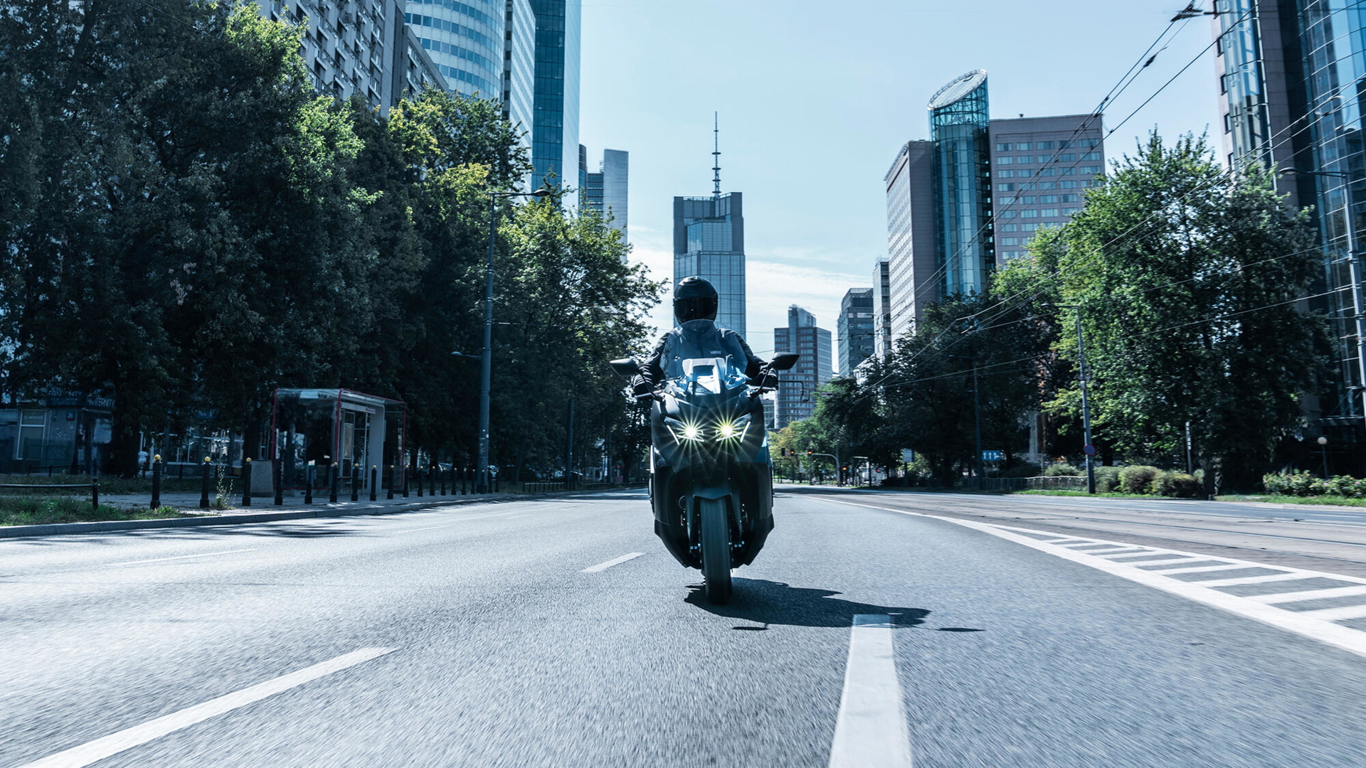 Vista trasera del icónico Yamaha TMAX 2025 en movimiento.