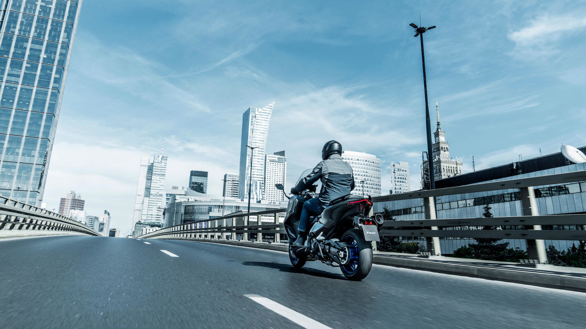 El Yamaha TMAX 2025, ágil y estilizado, ideal para la ciudad.