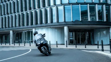 Yamaha TMAX 2025, síntesis de deportividad y elegancia.