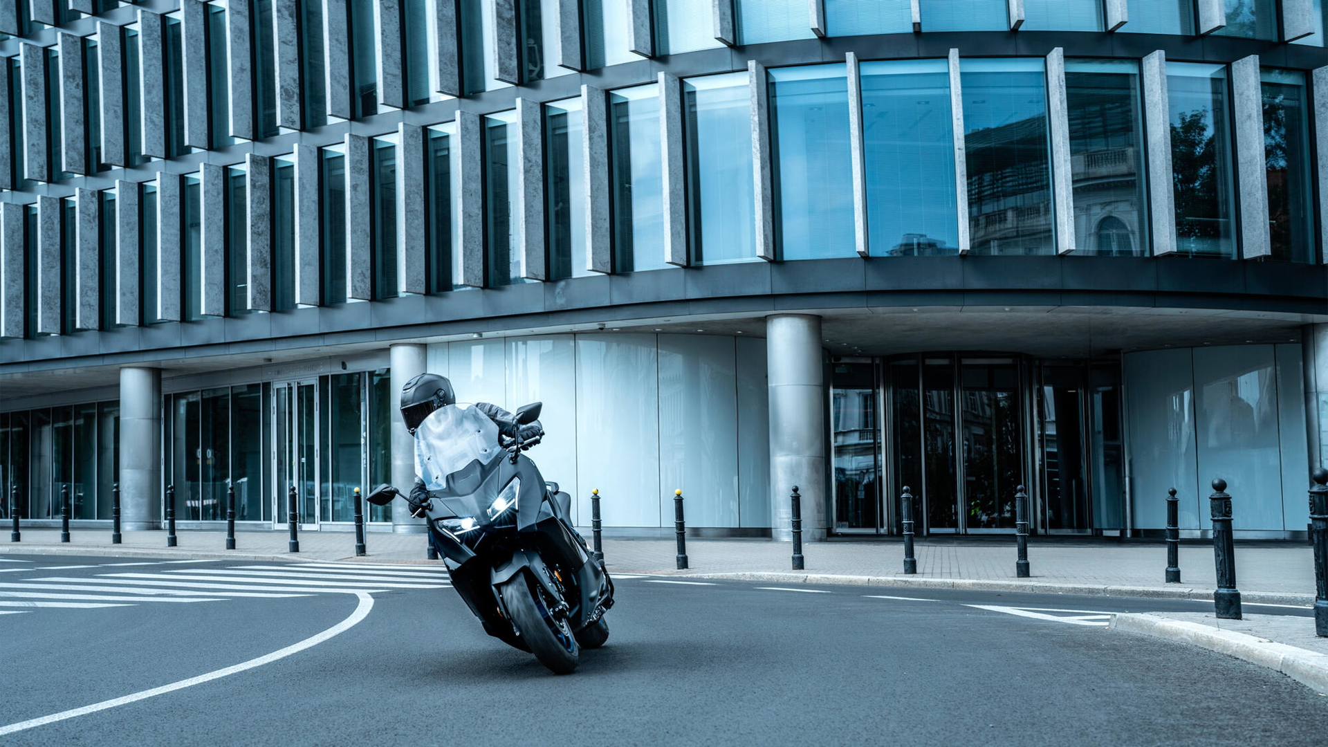 Yamaha TMAX 2025, síntesis de deportividad y elegancia.