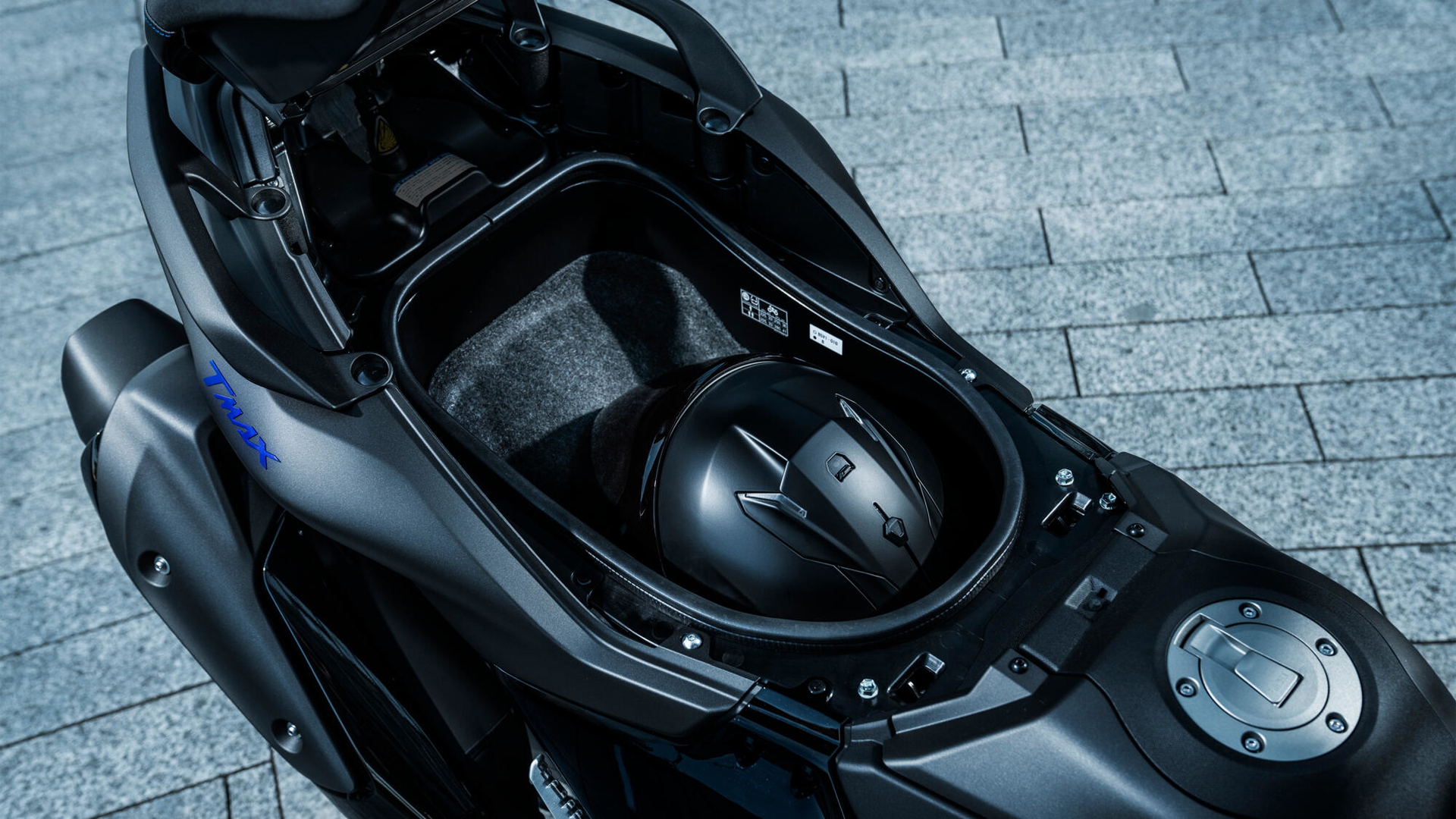 Renovación del icónico Yamaha TMAX: diseño más agresivo y tecnología punta.