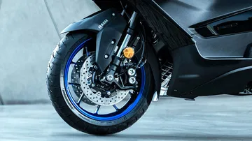 Frente agresivo Yamaha TMAX 2025, horquilla y frenos destacan