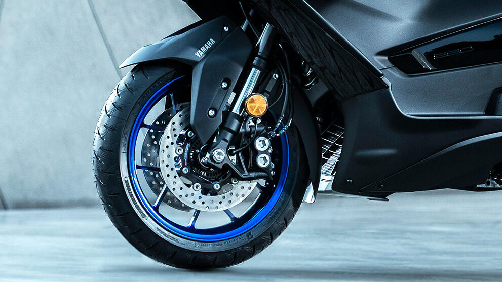Frente agresivo Yamaha TMAX 2025, horquilla y frenos destacan