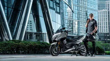 Renovación del icónico Yamaha TMax: diseño más agresivo y líneas refinadas.