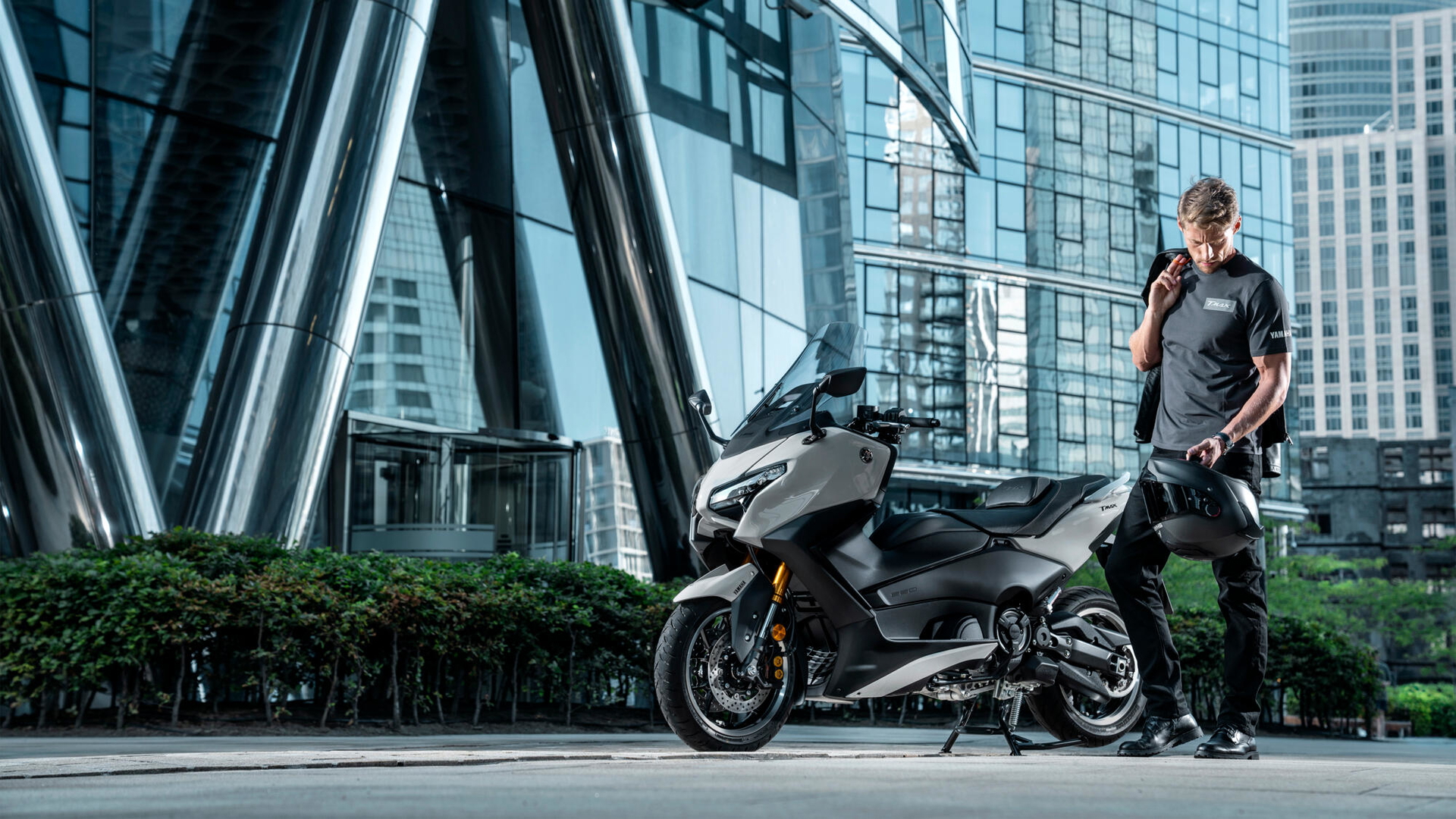 Renovación del icónico Yamaha TMax: diseño más agresivo y líneas refinadas.