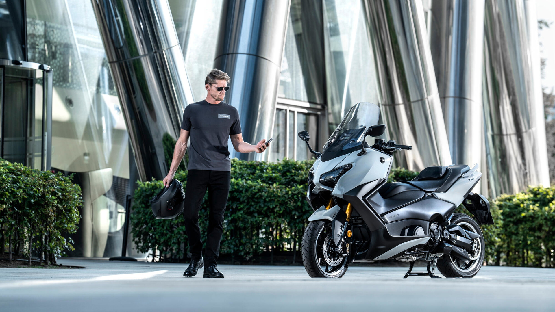 La Yamaha TMAX 2025 se muestra en su esplendor lateral, diseño agresivo y sofisticado.