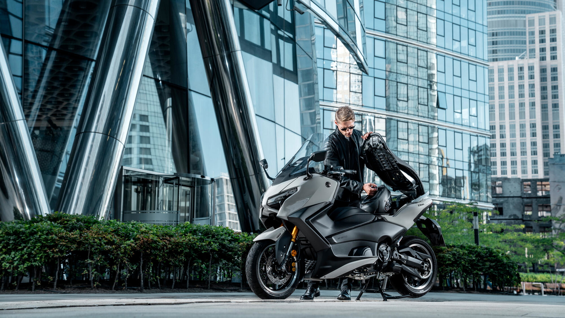 Renovación del GTI dos ruedas: Yamaha TMAX 2025 con líneas agresivas y diseño mejorado.