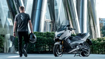 Vista lateral Yamaha TMAX 2025, fusión de deportividad y lujo.