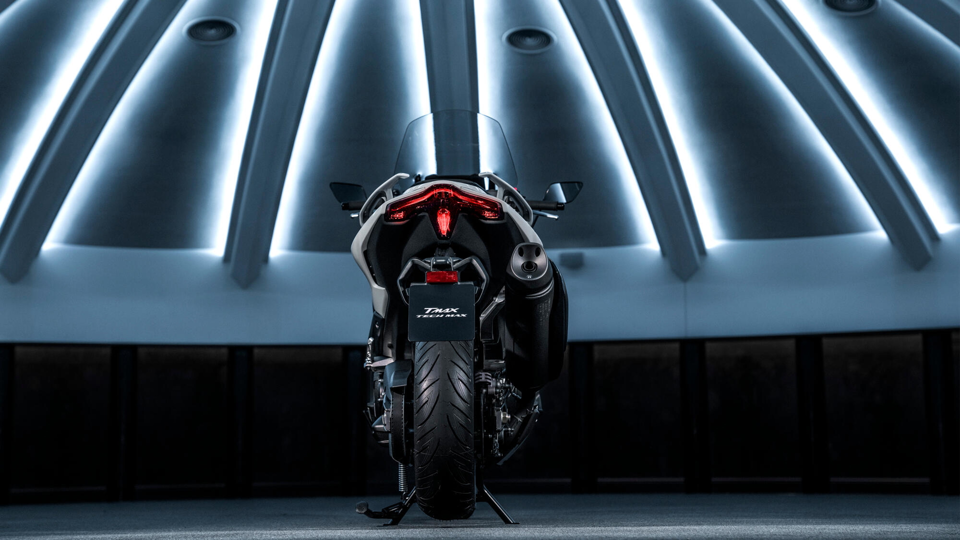 Vista trasera Yamaha TMAX 2025 Tech MAX mostrando líneas deportivas y ópticas LED.