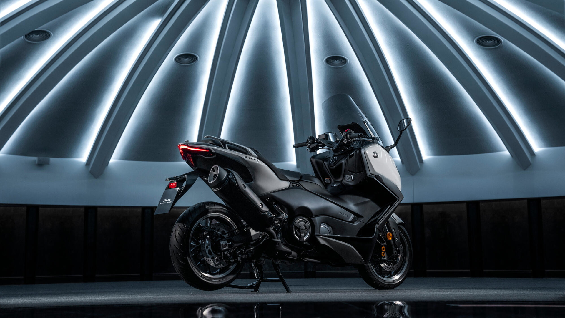 La Yamaha TMAX Tech Max, combinación de estilo y rendimiento.