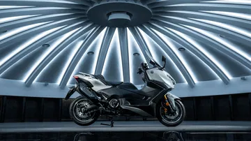Nueva Yamaha TMax 2025, diseño renovado que impresiona