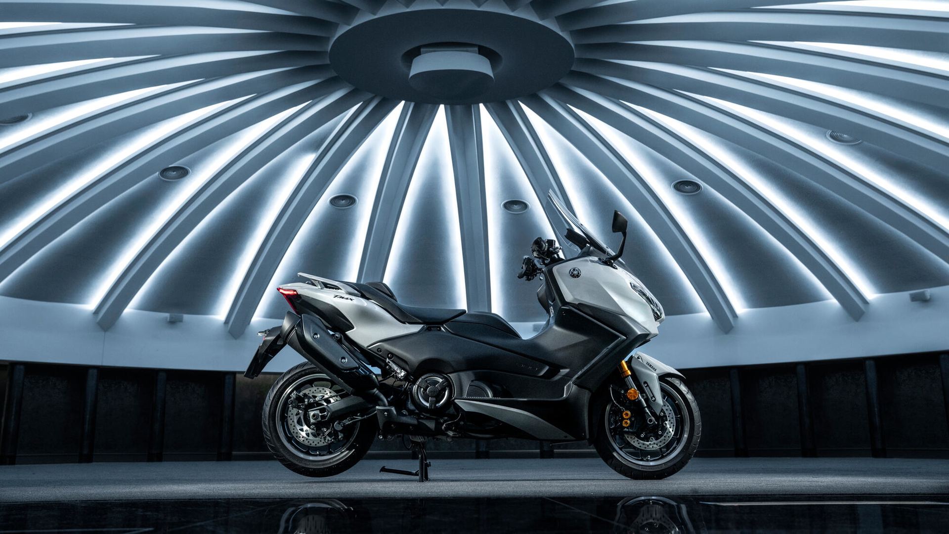 Nueva Yamaha TMax 2025, diseño renovado que impresiona
