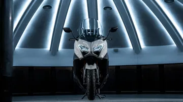 Renovación del Yamaha TMAX con líneas agresivas y faros LED.