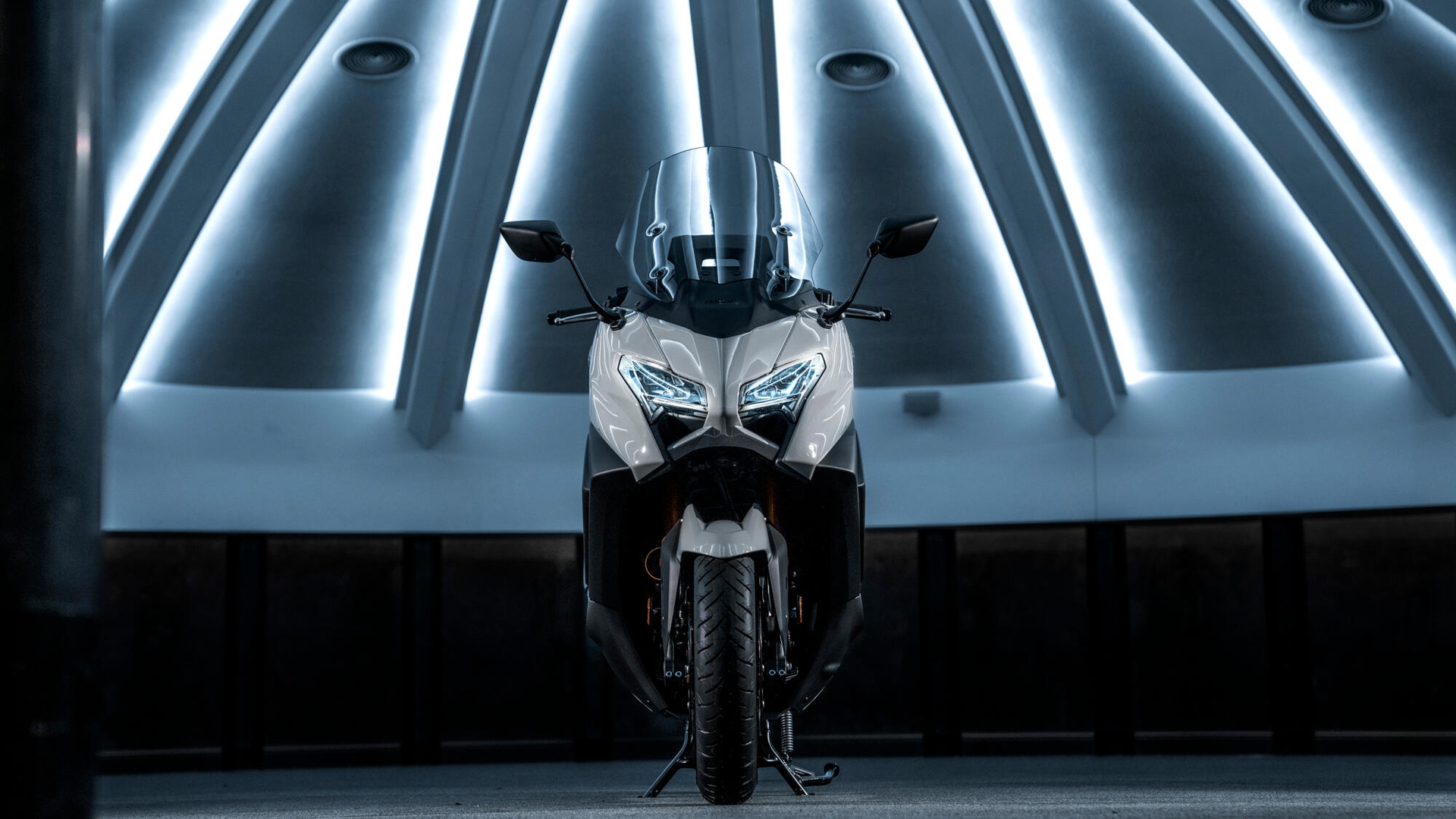 Renovación del Yamaha TMAX con líneas agresivas y faros LED.