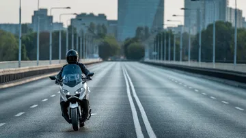La Yamaha TMAX 2025 muestra su diseño deportivo y aerodinámico en movimiento.