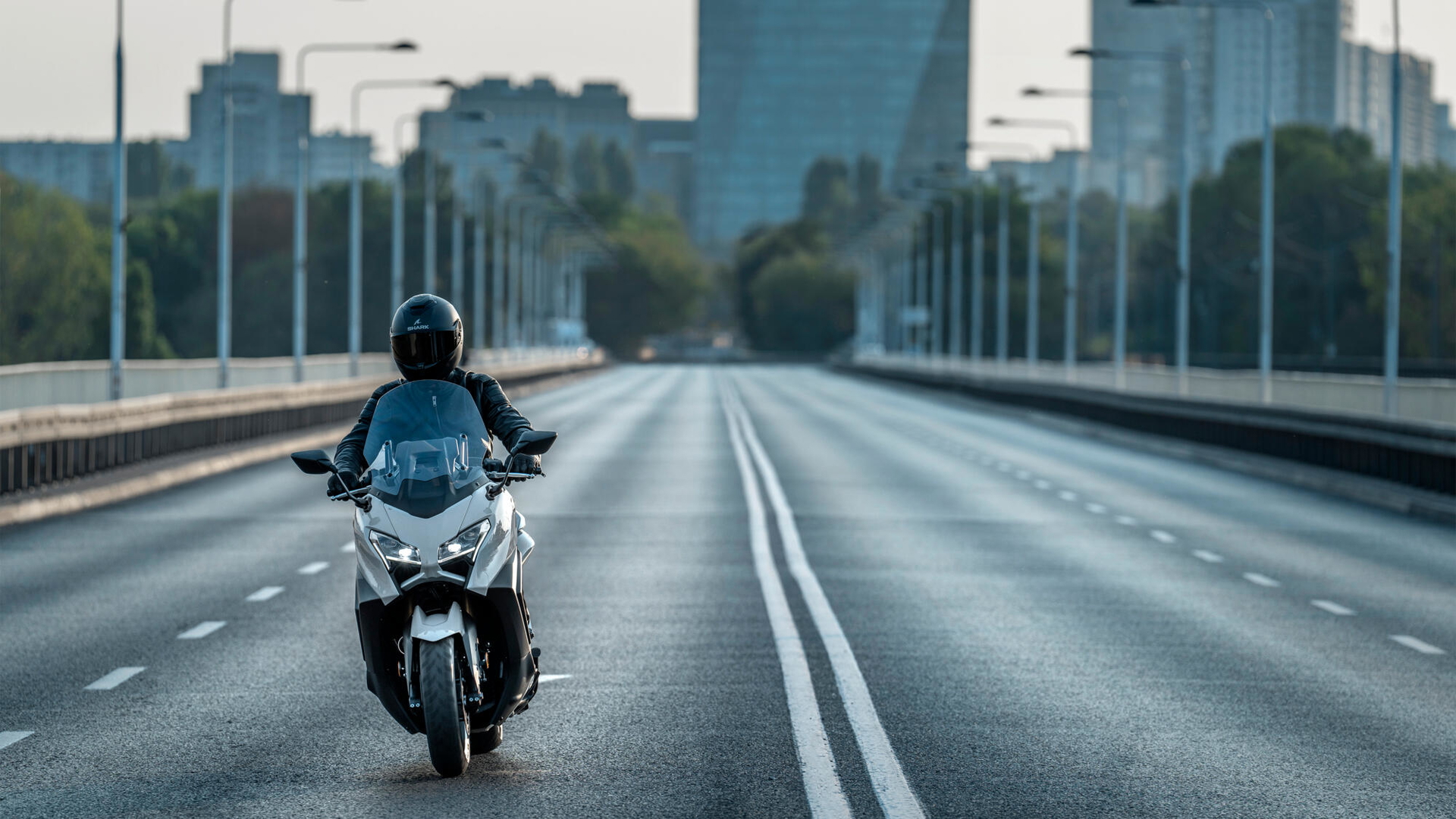 La Yamaha TMAX 2025 muestra su diseño deportivo y aerodinámico en movimiento.