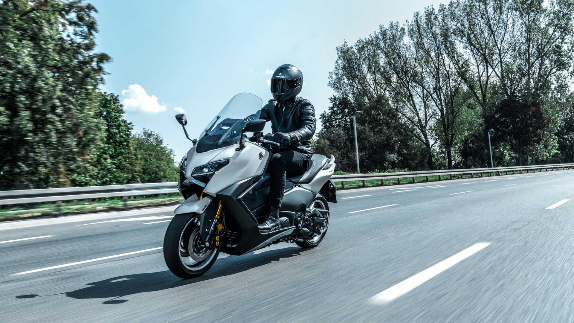 La Yamaha TMAX 2025 en su versión Tech Max capturada en todo su esplendor.