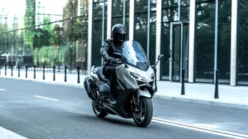 La Yamaha TMax 2025: sinónimo de deportividad y confort en scooter.