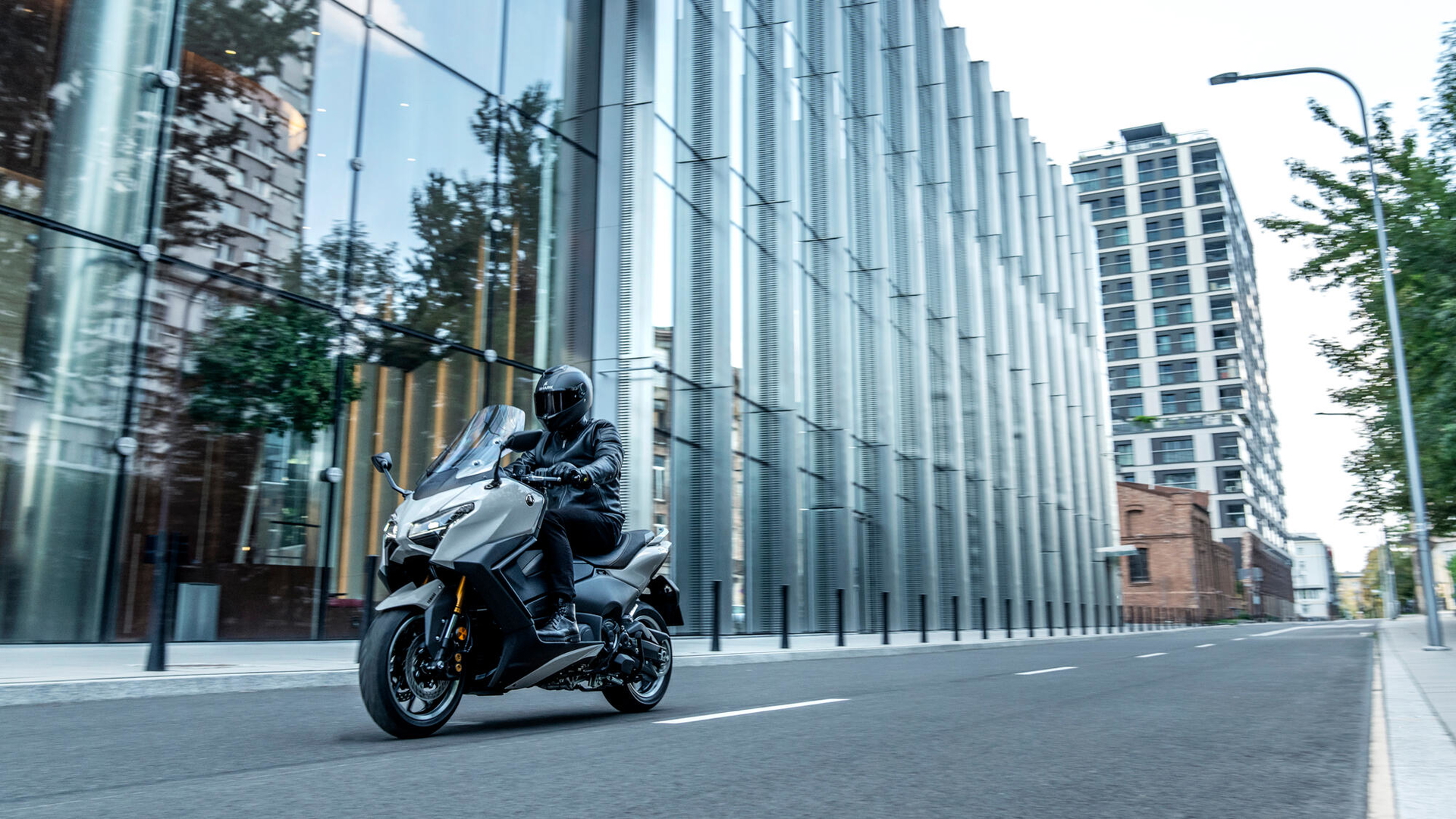 La Yamaha TMAX 2025 redefine lo que esperamos de un maxiscooter con su diseño agresivo.