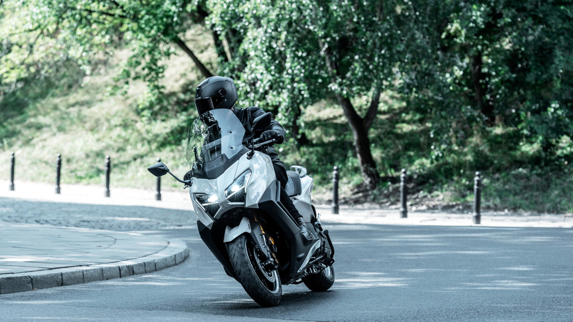 La Yamaha TMAX renueva su estética deportiva y su esencia GTI en dos ruedas.