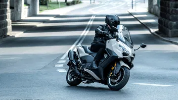 Vista lateral del nuevo Yamaha TMAX 2025 Tech MAX, diseño y prestaciones superiores.