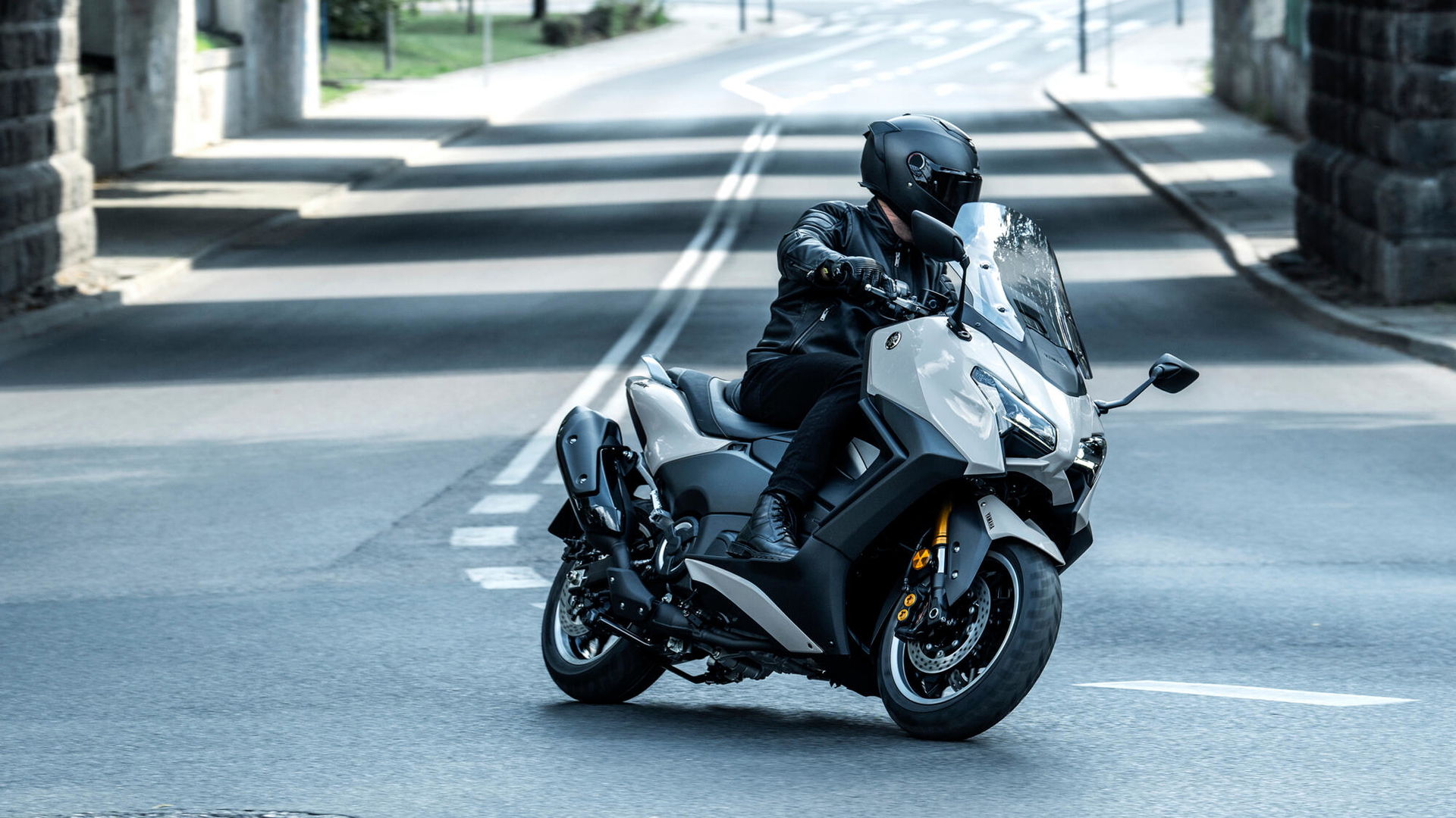 Vista lateral del nuevo Yamaha TMAX 2025 Tech MAX, diseño y prestaciones superiores.