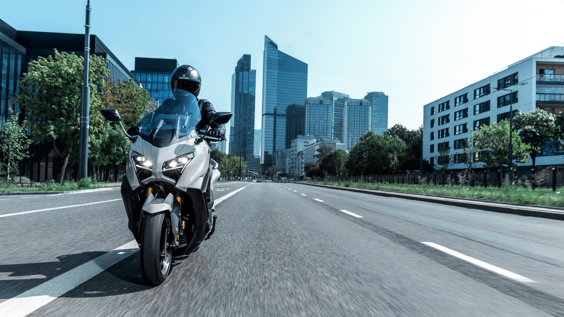 Vista frontal vanguardista del Yamaha TMAX 2025, dinamismo puro