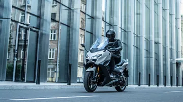 Renovación del ícono GTI de dos ruedas, Yamaha TMAX muestra líneas dinámicas.