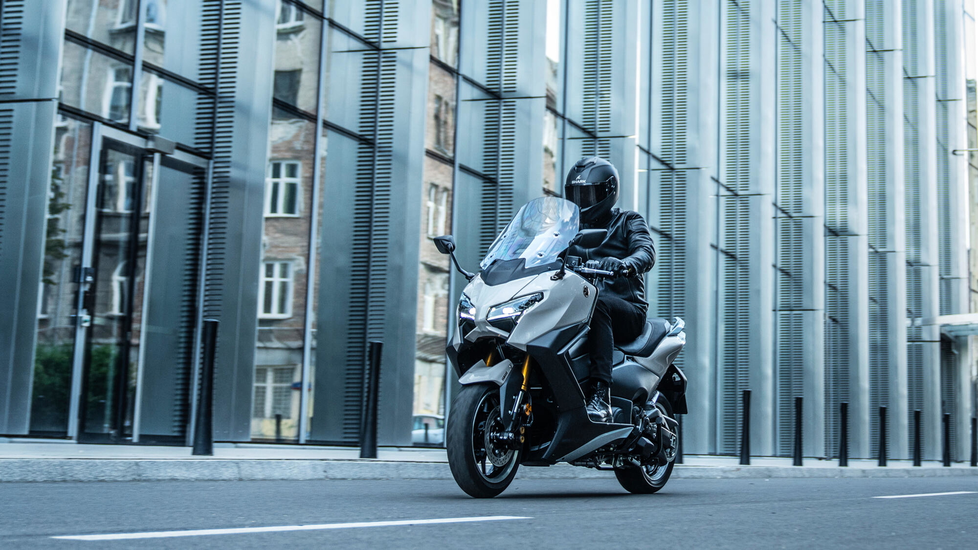 Renovación del ícono GTI de dos ruedas, Yamaha TMAX muestra líneas dinámicas.