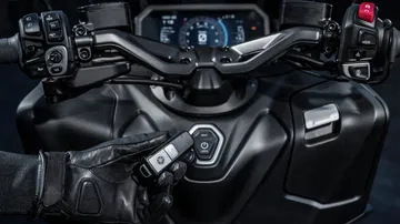 Renovación del mítico Yamaha TMAX revela un habitáculo plagado de tecnología y confort.