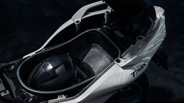 Vista del faro de la Yamaha TMAX 2025, diseño agresivo y moderno.