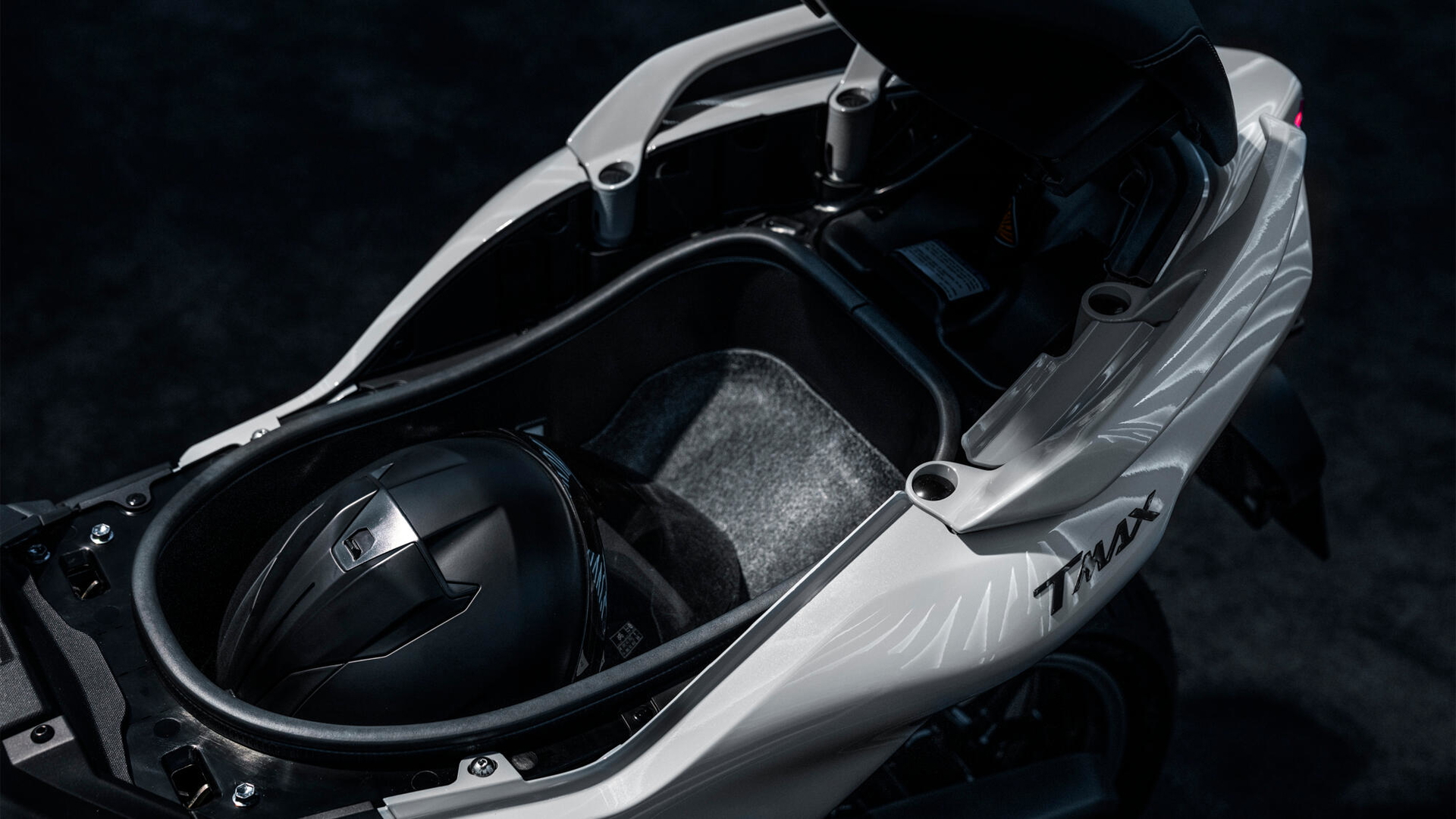 Vista del faro de la Yamaha TMAX 2025, diseño agresivo y moderno.