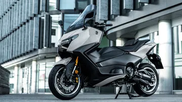 La Yamaha TMAX 2025 Tech Max luce su diseño lateral deportivo y elegante.