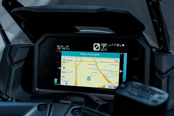 Pantalla multifunción con GPS integrado, clara y legible.