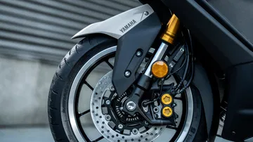 Detalle de la rueda delantera del Yamaha TMAX 2025 Tech Max