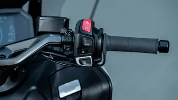 Vista del comando y detalles del manillar de la Yamaha TMAX 2025
