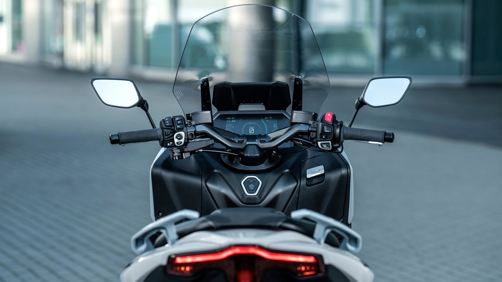 Vista trasera del panel de instrumentos del nuevo Yamaha TMAX 2025 Tech MAX.