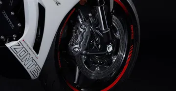 Imagen mostrando detalle de la rueda delantera y freno de la Zontes 703RR.